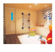 1歲至3歲的小孩需要父母親就近的陪伴，為了安全性考量