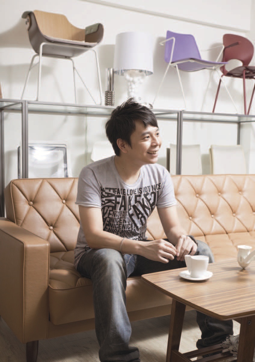 看起來非常年輕，就像是個大孩子的Loft 29經營負責人N