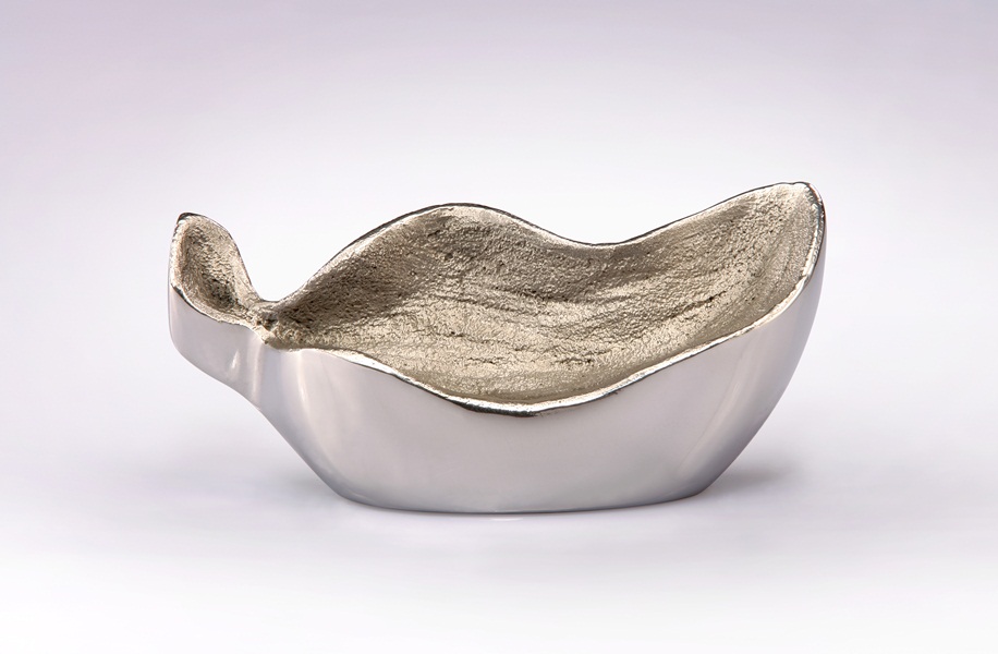 近年來在歐洲家居被廣泛運用的不鏽鋼材質，進一步運用