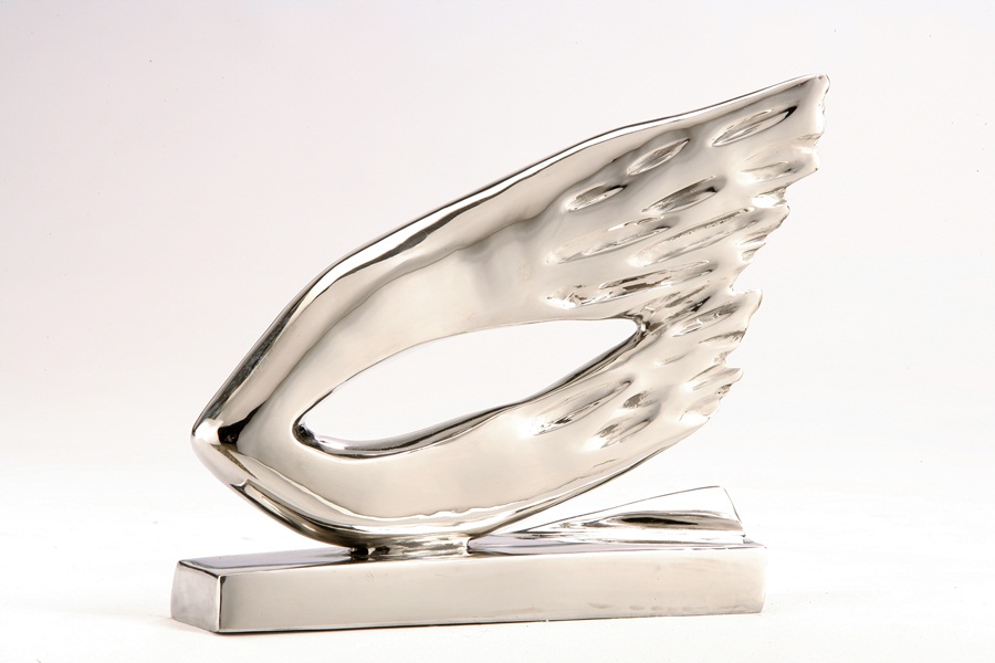 近年來在歐洲家居被廣泛運用的不鏽鋼材質，進一步運用