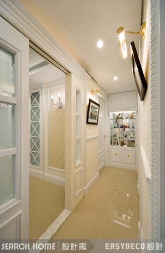 平視水平線經常被用來定義掛畫的最佳位置，距離地面約