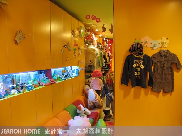 本案為商業空間，因為作為童裝店，故在配色上設計師主