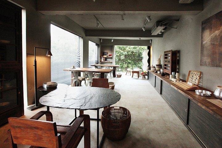 獨棟共計四層樓的建築，包含了時裝、家飾、美食、收藏