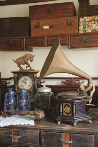 對於喜歡台灣各時期懷舊老家具的人來說，走進「阿媽的