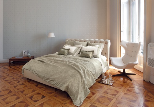 夏日的六、七月是充滿甜蜜喜氣的月份，女孩們在搶當夏