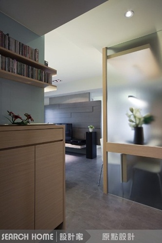 客廳與書房之間的隔間和走道上實牆全部改用玻璃牆代替