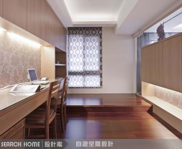 運用石材及反射性材質，並搭配幾何線條方式，創造不規