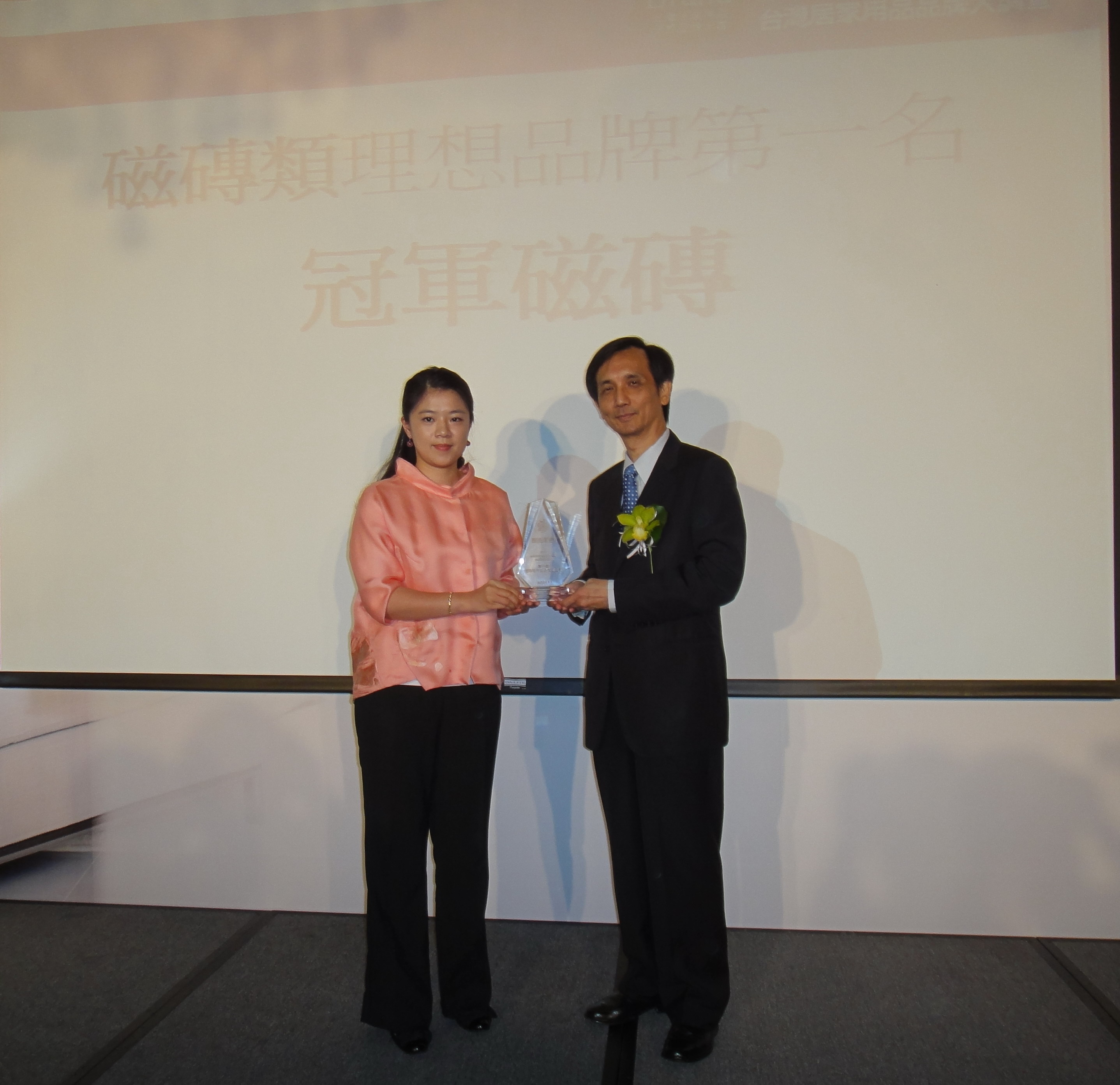 2011年7月繼冠軍磁磚榮獲磁磚業唯一「台灣百大品牌」