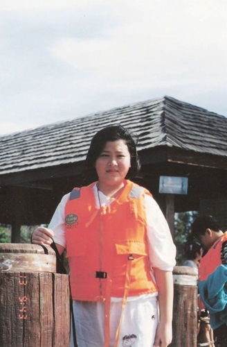 小時候的可藍很瘦小，家人擔心她長不大，總是不斷餵食