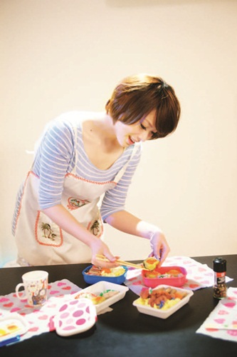 小時候的可藍很瘦小，家人擔心她長不大，總是不斷餵食