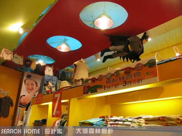 本案為商業空間，因為作為童裝店，故在配色上設計師主
