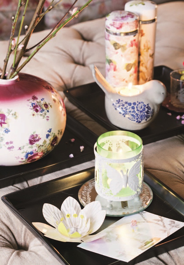 小動物及昆蟲的活潑朝氣，以及婀娜多姿、各式各樣盛開