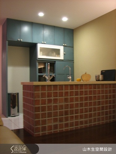 由於空間本身為長方形格局，因此在空間中段的自然光線