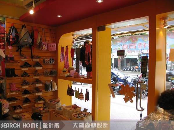 本案為商業空間，因為作為童裝店，故在配色上設計師主