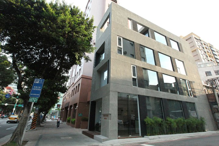 獨棟共計四層樓的建築，包含了時裝、家飾、美食、收藏