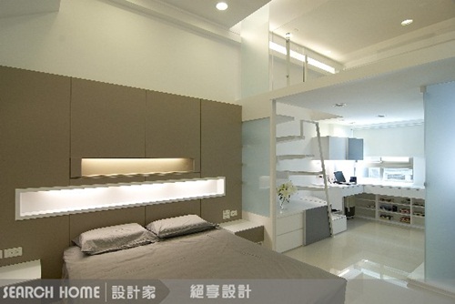 樓梯不僅具有串連上下空間的作用，樓梯下的空間，更是