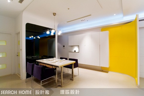 里歐室內設計將打通的房間架高，規劃成書房，內嵌式的