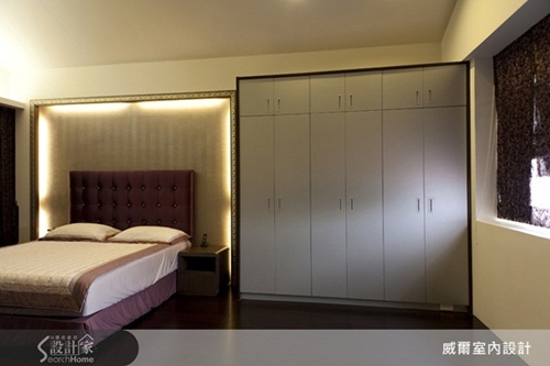 床頭以深咖啡色的長方型磚交相堆砌，像是一塊塊的瑞士