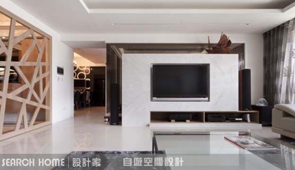 運用石材及反射性材質，並搭配幾何線條方式，創造不規