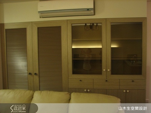 由於空間本身為長方形格局，因此在空間中段的自然光線