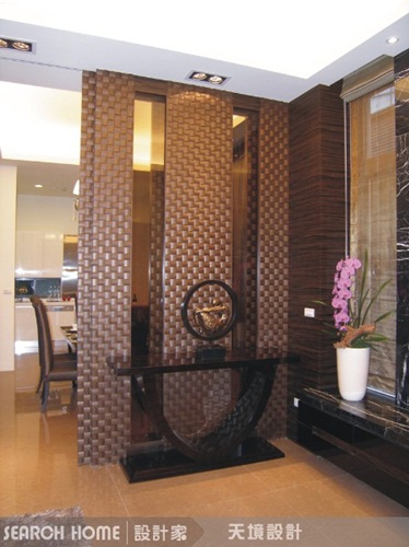 若在公共空間要預留擺放作品的空間，記得牆面底色不可