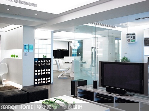 從地板、沙發到書櫃全部統一純白的色系，主燈使用的是