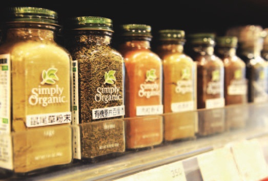 早上七點半走進環南市場採買漁獲，西班牙大廚Daniel說