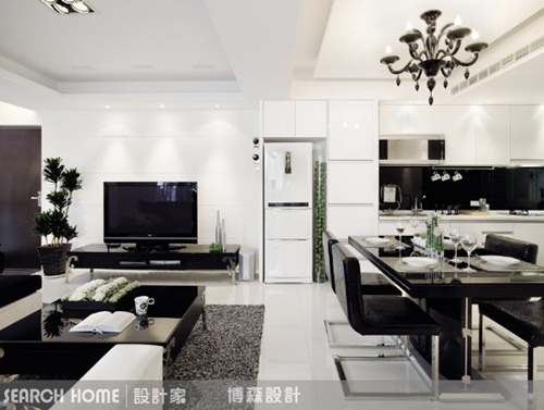 從地板、沙發到書櫃全部統一純白的色系，主燈使用的是