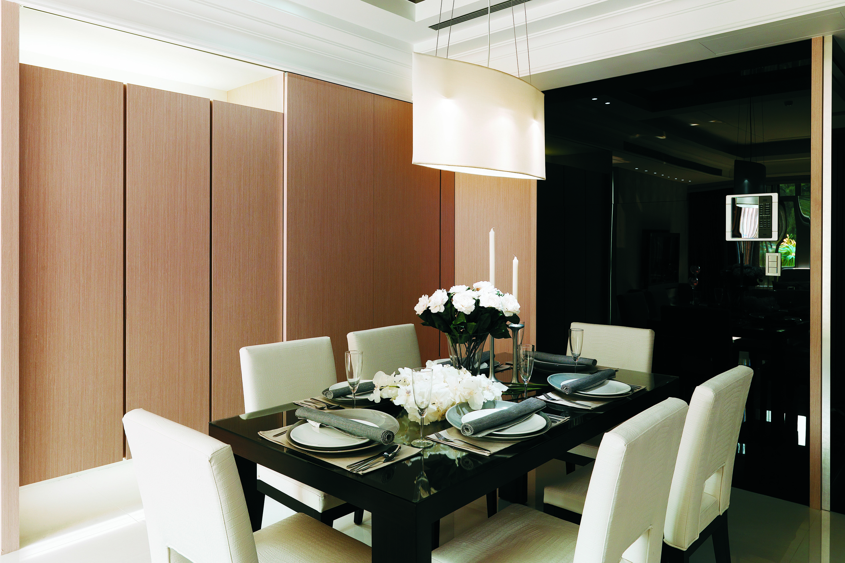 依照使用頻率劃分的收納櫃，在靠近廚房位置的櫃子，內