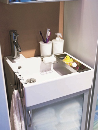 Q:清爽的浴室突然冒出不搭的垃圾桶、衛生紙真不好看,這些東西一定要裸露在外面嗎?