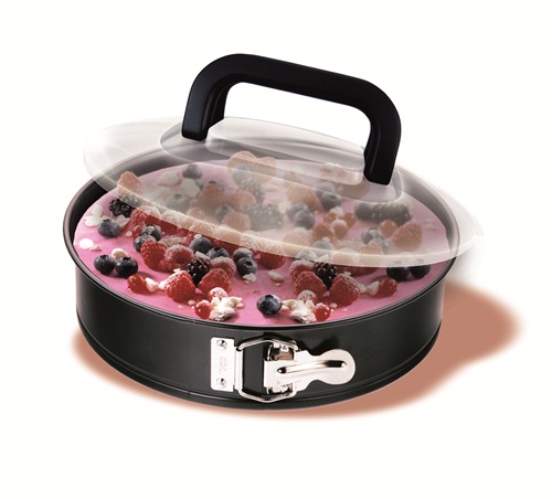 春天，當然要去郊遊！在野餐籃裡放好三明治、壽司、飯