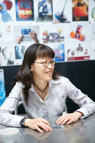 在文建會的文創產業範疇中，包含視覺藝術、音樂與表演