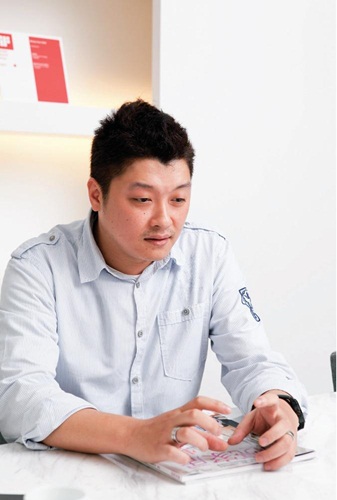 王俊宏的設計語彙，無法從造型的輪廓或色彩的應用，一