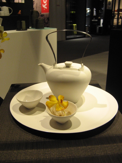 3,co的花器、茶具、餐瓷，傳遞物之本性，以無釉料呈現