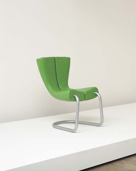 心花怒放艷陽天，最適合增添幾分綠意，一把椅子、幾個