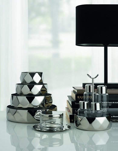 菱格造型加上表面的拋光處理,任意與光影間產生不同效