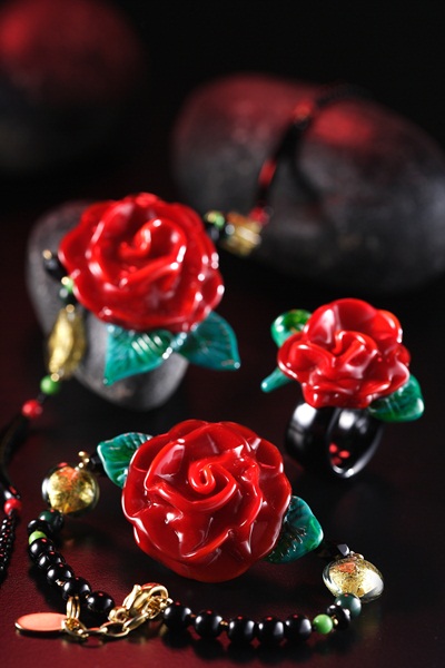 為迎接春季的到來,家具家飾精品上大量米白、粉紅、嫩