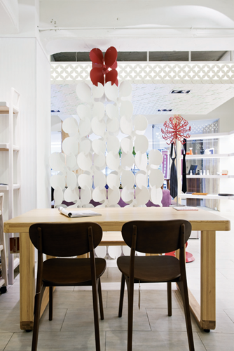 待過廣告公司、做過品牌行銷、也自己開過販售家具用品