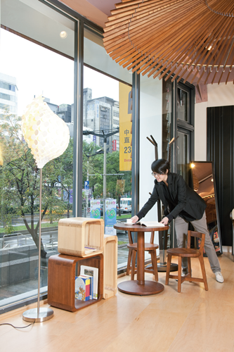 待過廣告公司、做過品牌行銷、也自己開過販售家具用品