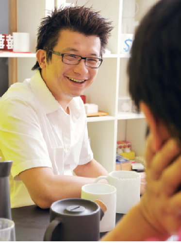 一個活潑、一個內斂;一位重意象傳達、一位重功能轉化