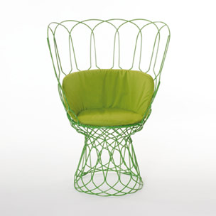 心花怒放艷陽天，最適合增添幾分綠意，一把椅子、幾個