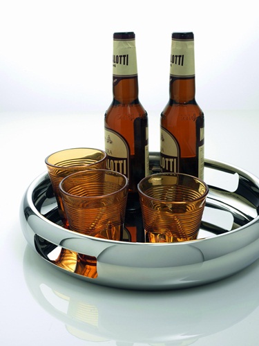 菱格造型加上表面的拋光處理,任意與光影間產生不同效