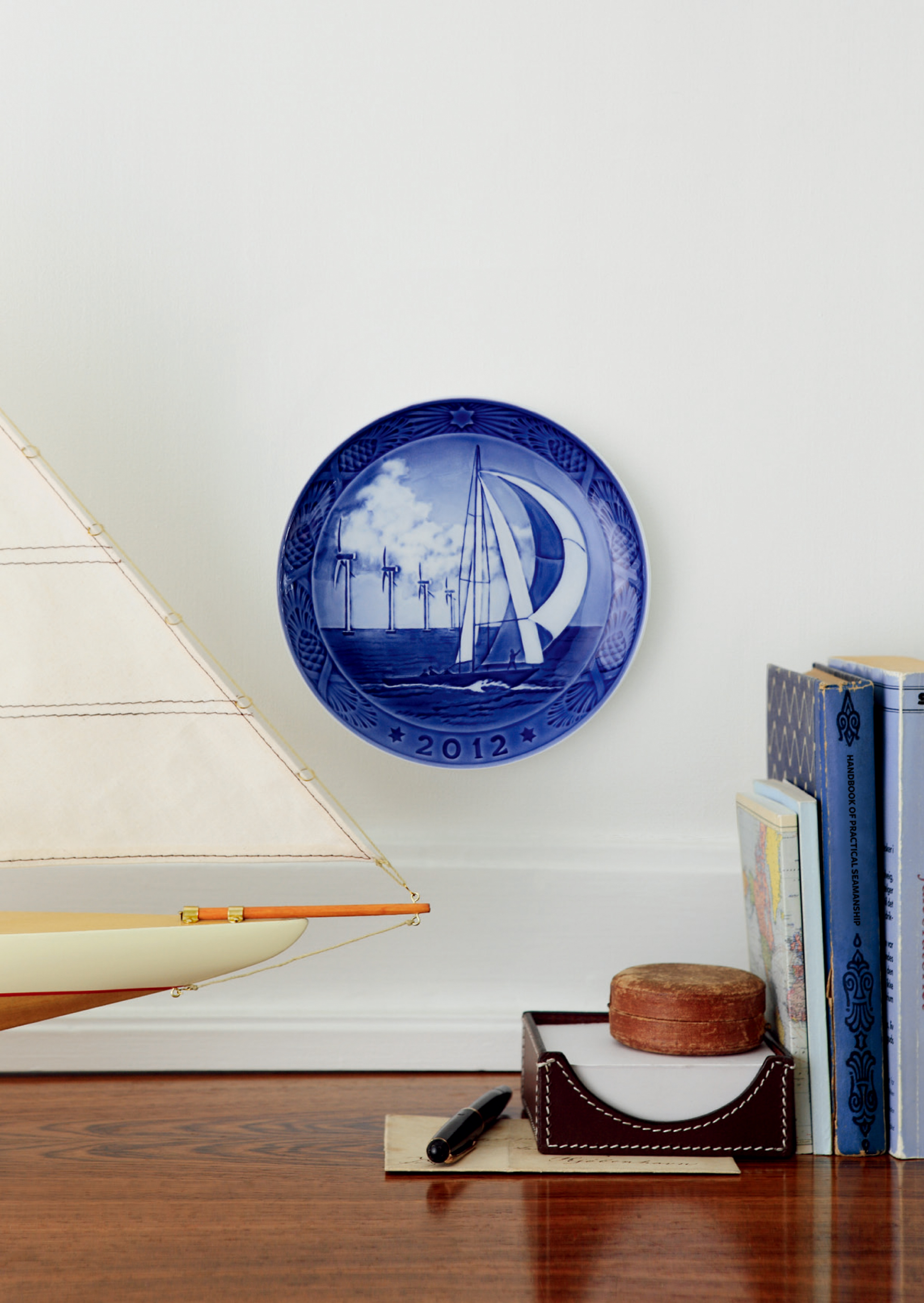 2012年是皇家哥本哈根的第105片年度盤，圖案由皇家哥