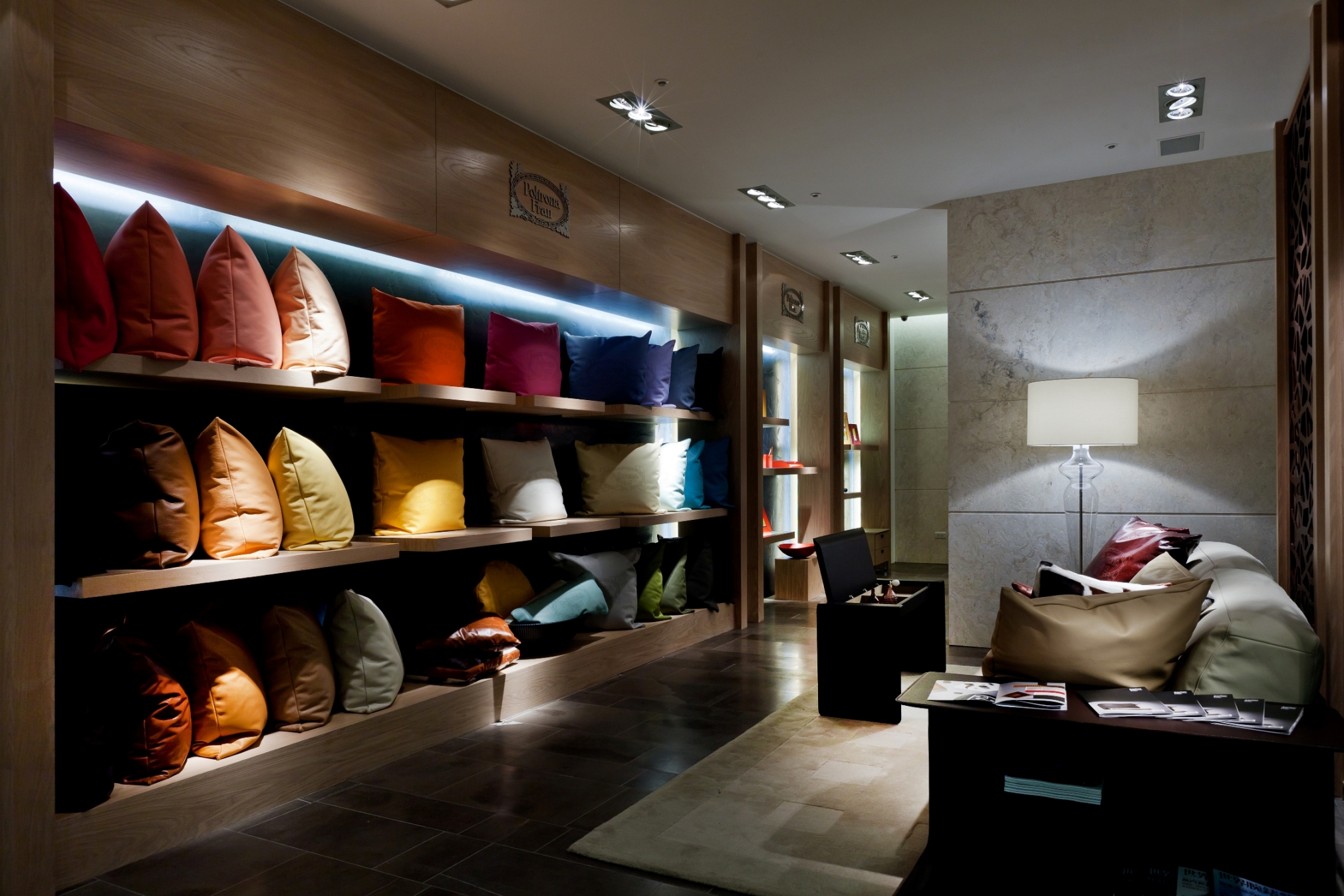 『沙發不僅是一張椅子，而可以是被視為生活的中心』一