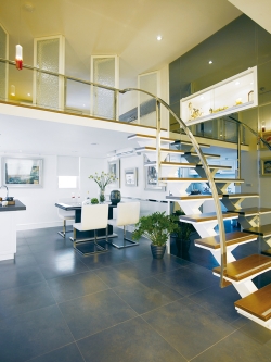 樓中樓或透天厝中必備的樓梯，若以風水角度來看，最好