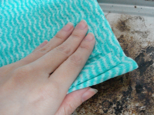 走進廚房，看著越來越髒的烤箱，「唉~」轉頭就走，視