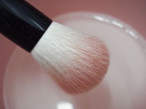 走進廚房，看著越來越髒的烤箱，「唉~」轉頭就走，視