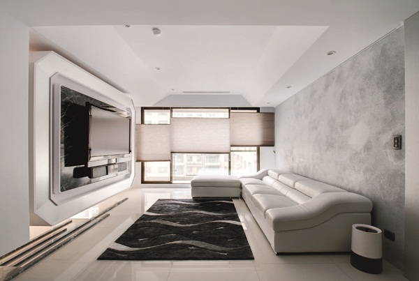 低彩度的材質建構出無壓的生活氛圍。米灰紋的拋光石英