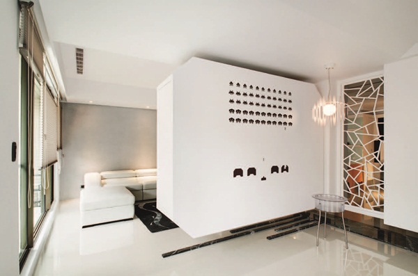 低彩度的材質建構出無壓的生活氛圍。米灰紋的拋光石英