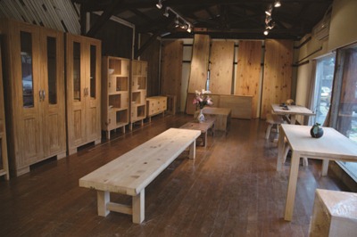 許多人喜歡木材質的觸感溫潤，但考量木素材的價格及維